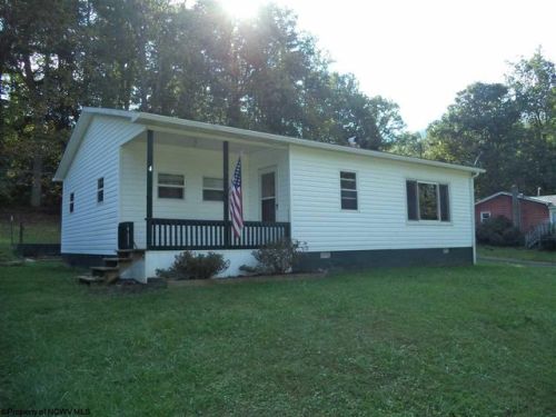 4 Meadowood Ln, Saint George, WV 26287-8046