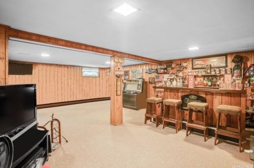 7 Parkview Cir, Bethpage NY  11714-2309 exterior