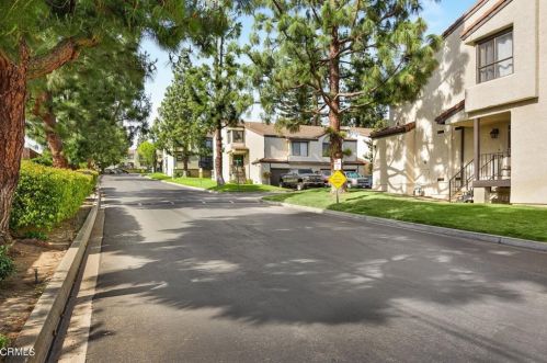 125 Redwood Ln, Santa Paula, CA 93060-1557