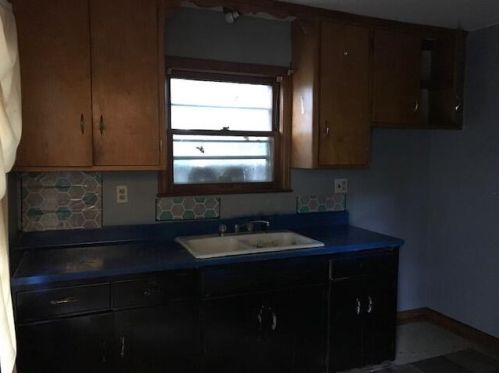 5317 Lincoln Creek Dr, Milwaukee, WI 53218-5722