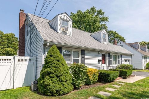 19 Norwich St, Huntington Station NY  11746-8410 exterior