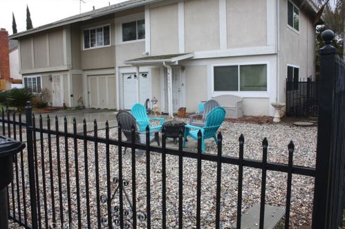 6966 John Dr, Riverside, CA 92509-5544