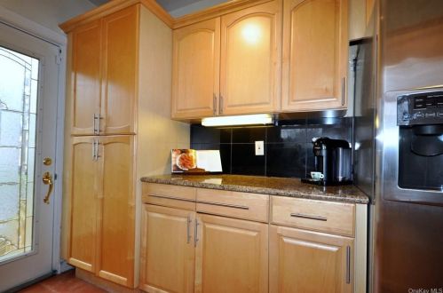 1 Maplewood Rd, Hartsdale NY  10530-1627 exterior