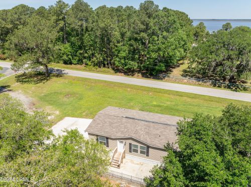 82 Coosaw River Dr, Beaufort, SC 29907-2322
