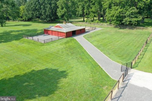 2105 Pony Trail Dr, Newtown Square, PA 19073-2704