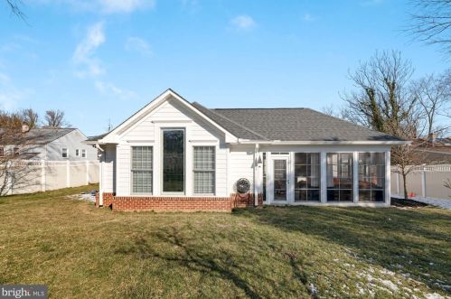 1802 Pimmit Dr, Falls Church VA  22043-1114 exterior