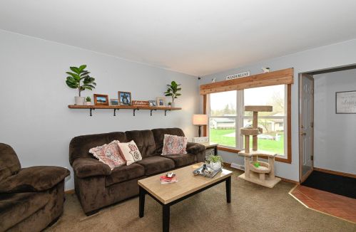 837 Crescent Ln, Chenequa, WI 53029-2611