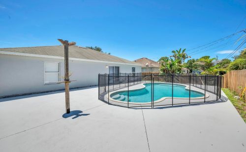 7836 104 Ave, Vero Beach FL 32967-3660 exterior