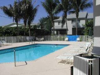 836 Kokomo Key Ln, Delray Beach FL  33483-6028 exterior