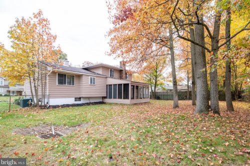 18 Manorhouse Dr, Trenton NJ  08638-1728 exterior