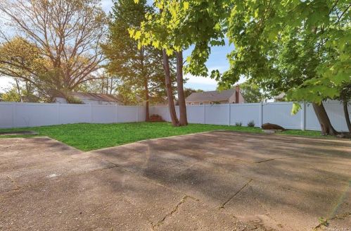 183 Booker Ave, Wheatley Heights NY  11798-4523 exterior