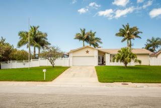 7906 Bayshore Dr, Largo, FL 33776-3323