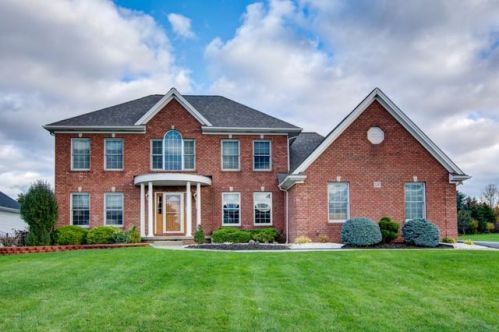 5397 Center Pine Ln, Buffalo, NY 14221-8520