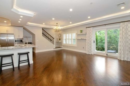 23 Marquis Ct, Edgewater NJ  07020-2900 exterior
