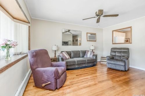 16 7th Ave, Elwood, NY 11731-2412