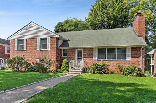 953 Split Rock Rd, New Rochelle, NY 10803-3117