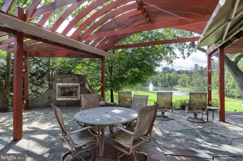 6411 Devonshire Hts Rd, Harrisburg PA 17111-4818 exterior