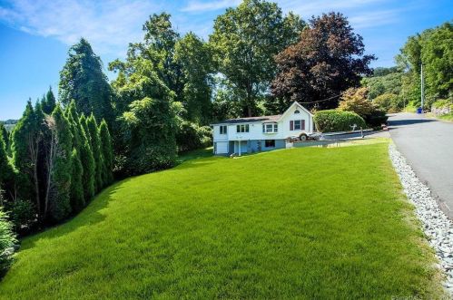 1 Bch Dr, Danbury CT  06812-3425 exterior