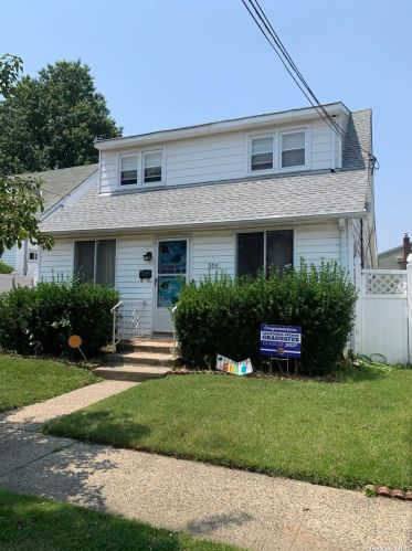 384 Maple Ave, Hempstead, NY 11553-1823