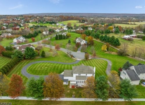 4 Ventura Ct, Flemington, NJ 08822-6932