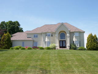 37 Kaitlin Dr, Mahopac, NY 10541-2795