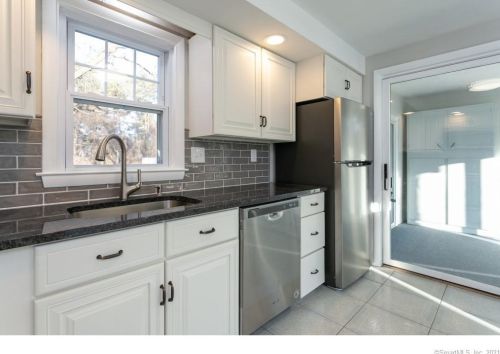 24 Hotchkiss Rd, Farmington CT  06032-2810 exterior