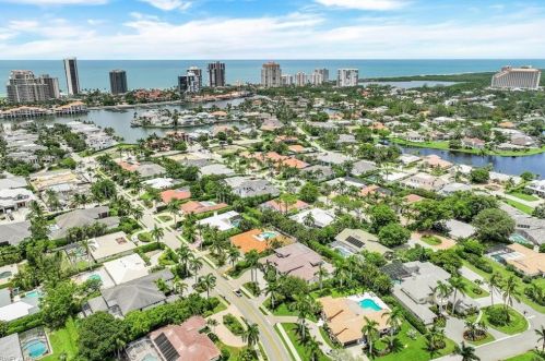 569 Neapolitan Way, Naples FL 34103-8568 exterior