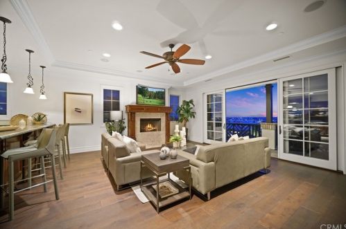 920 Kings Rd, Newport Beach CA  92663-5718 exterior
