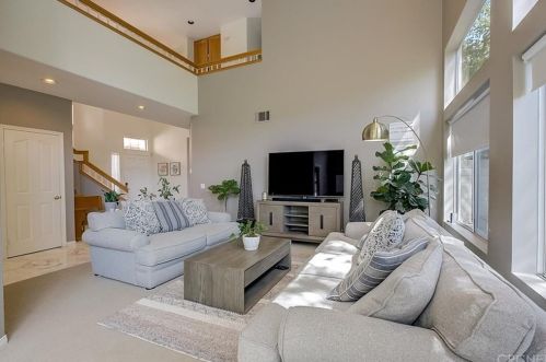 136 Valero Cir, Calabasas CA  91377-5551 exterior