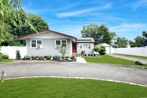 1568 2nd St, Babylon, NY 11704-5073
