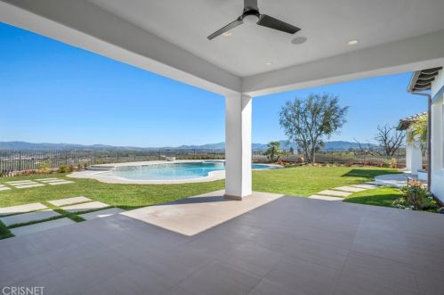 25682 Oak Meadow Dr, Santa Clarita CA  91381-0762 exterior