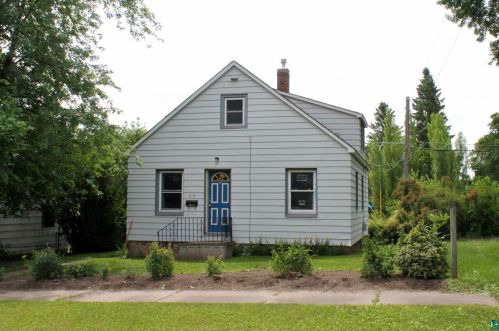 415 7th St, Chisholm, MN 55719-1534