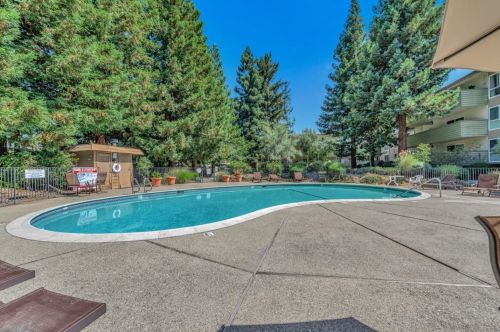 1033 Crestview Dr, Mountain View CA  94040-3458 exterior