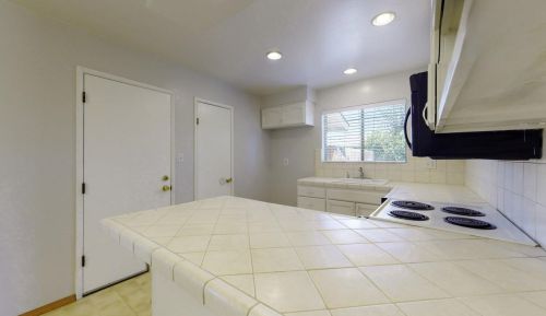 420 Sherwood Dr, Gilroy CA  95020-4221 exterior