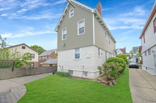 100-12 205th St, Jamaica NY  11423-2210 exterior