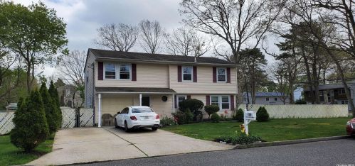 106 Fig St, Central Islip NY  11722-4202 exterior