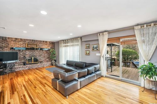 624 Caledonia Rd, Huntington Station NY 11746-5116 exterior