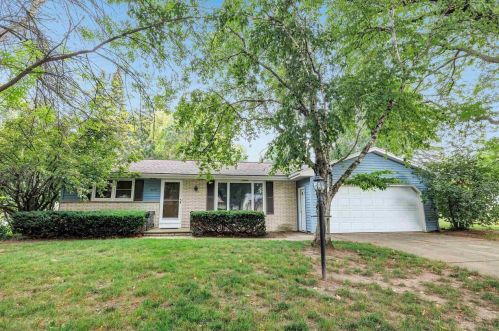 2475 Forestville Dr, Green Bay, WI 54304-1709