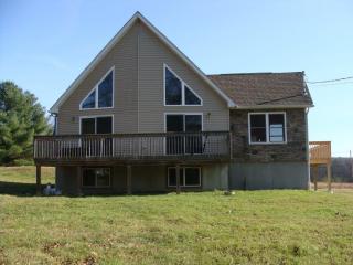 325 Fawn Lake Dr, Hawley, PA 18428-4005