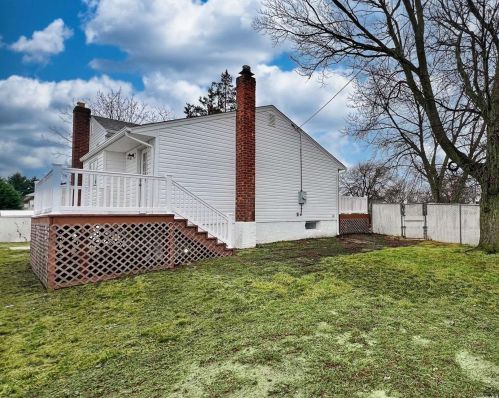392 Lake Ave, Deer Park NY  11729-3948 exterior