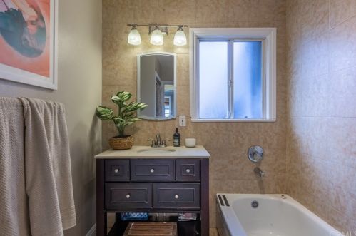 2845 Iroquois Ave, Long Beach CA  90815-1509 exterior