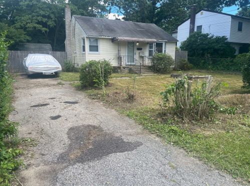 1427 Windsor Ave, Bayshore, NY 11706-4840