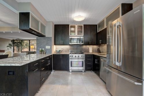 12 Robinwood Dr, West Paterson NJ  07424-2320 exterior