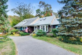 104 Shore Dr, Oakdale, NY 11769-1926
