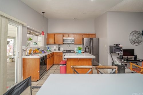 785 Award Dr, Colton CA 92324-2675 exterior