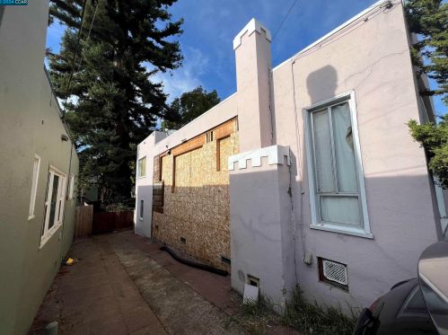 2751 Grande Vis Ave, Oakland CA 94601-1327 exterior