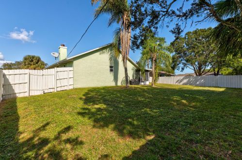 909 Fulton Way, Sebastian FL  32958-5123 exterior