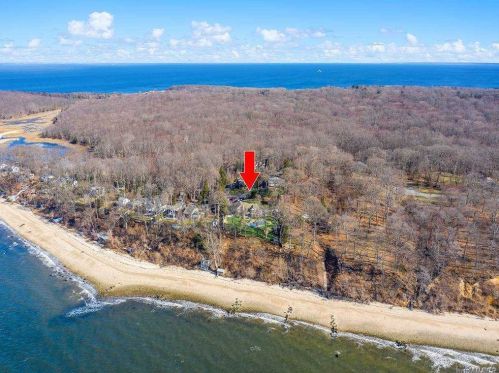 7 Stargazer Ct, Northport, NY 11768-1054
