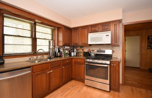 9616 Greenview Ln, Thiensville WI  53092-5630 exterior