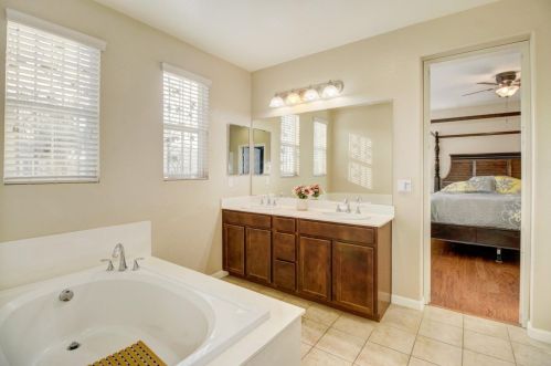 9872 Winkle Cir, Elk Grove CA  95757-6276 exterior